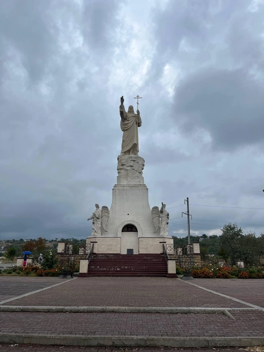 Самая высокая статуя Иисуса Христа в России. По задумке, он смотрит на Кавказский хребет | Источник: герой публикации