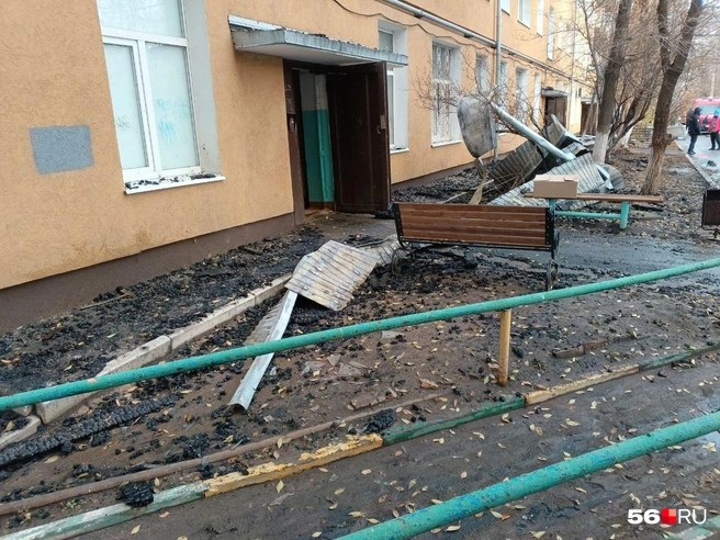 У первого подъезда много обломков | Источник: Владислав Митрошин / 56.RU