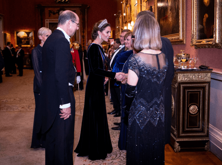 Фото №3 - Выход будущей королевы: герцогиня Кейт в эффектном образе на приеме в Букингемском дворце
