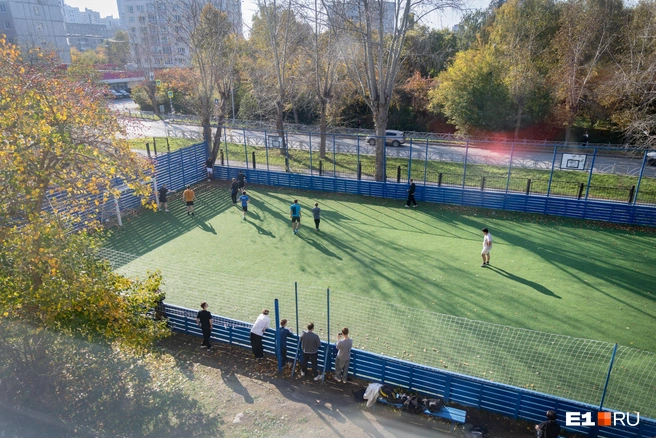 На школьном стадионе старшеклассники пока что беззаботно гоняют мяч  | Источник: Владислав Лоншаков / E1.RU