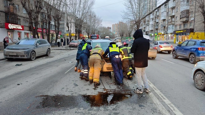 Спасателям пришлось своими руками убирать разбитые авто с дороги | Источник: ИА «Ночные новости»