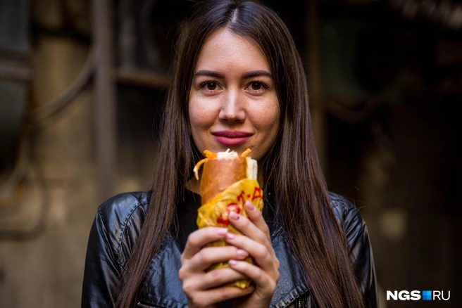 Надеемся, эта девушка хорошо запомнила торговца головной болью | Источник: Александр Ощепков / NGS.RU