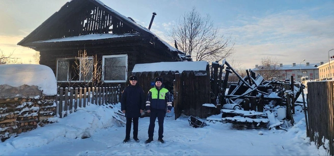 Сотрудники ДПС патрулировали улицы ночью и заметили горящий дом | Источник: ГИБДД по Свердловской области