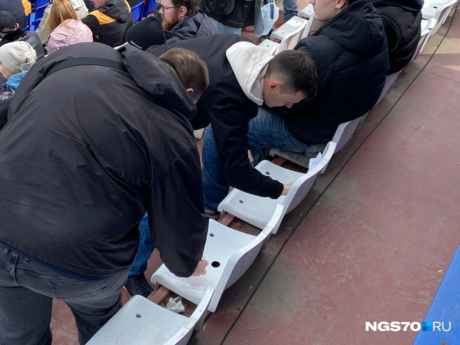 А кто-то не боится холодов, но переживает за чистоту своей одежды, поэтому протирает сидения влажными салфетками | Источник: Мария Лобанова / NGS70.RU