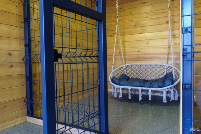 В номерах класса «супер-люкс» для собак есть даже качели | Источник: Фотография от владельца / 2ГИС