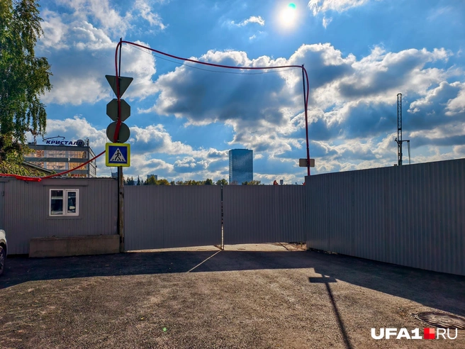 За этим забором раньше пекли хлеб | Источник: Булат Салихов / UFA1.RU