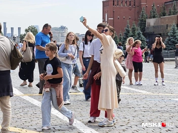 Людей на Красной площади собралось довольно много | Источник: Дмитрий Бондарев / MSK1.RU