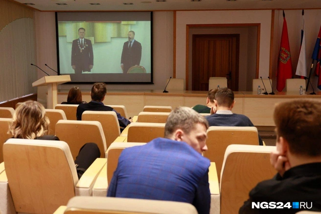 Сергей Пономаренко напутствует нового мэра | Источник: Мария Ленц / NGS24.RU