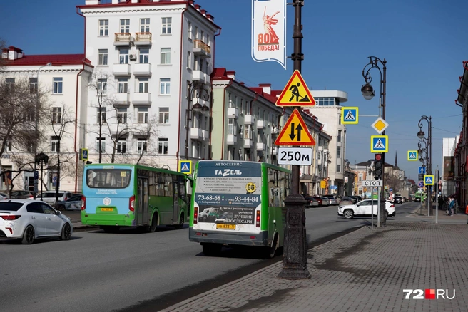 О том, что Республики становится двухсторонней, предупреждают знаки у областной администрации  | Источник: Ирина Шарова / 72.RU 