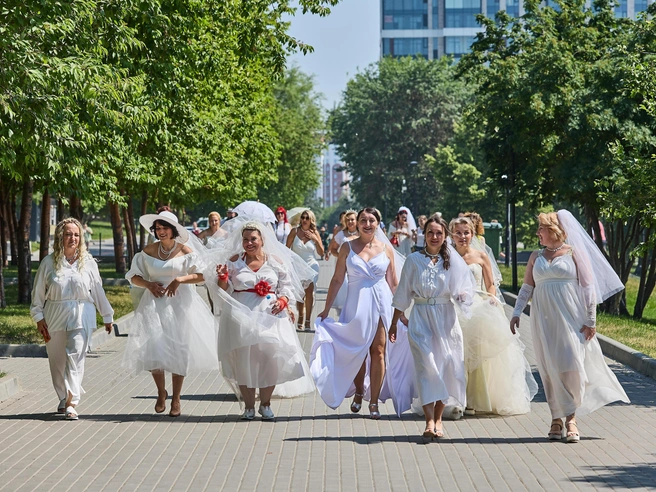 16 участниц в свадебных платьях прошли по центру города и Михайловской набережной | Источник: Александр Ощепков / NGS.RU