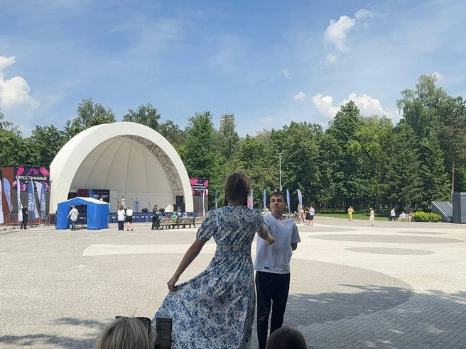 Среди зрителей есть и те, кто пришёл целенаправленно, и те, кого привлекла музыка во время прогулки | Источник: Анна Грищенко