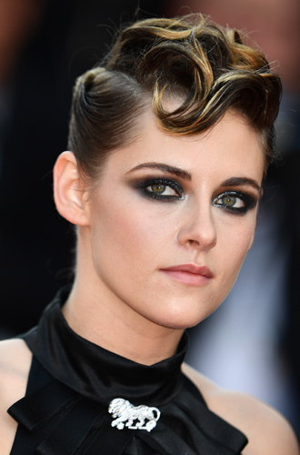 Кристен Стюарт И еще немного сияния: другой образ Кристен, который мы запомнили ─ сияющие «смоки» оттенка чернее ночи. Здесь идеально все: от идеального тона со штрихом румян и нюдовой помады до гранжевой укладки. Подробности процесса создания мейк-апа и продукты, которые использовались, можно найти в официальном бьюти-Instagram (запрещенная в России экстремистская организация) бренда (@chanel.beauty).