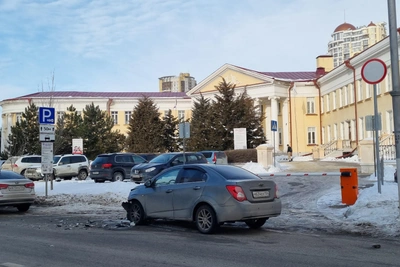 Авария на Коммунистической в Волгограде заблокировала въезд в поликлинику