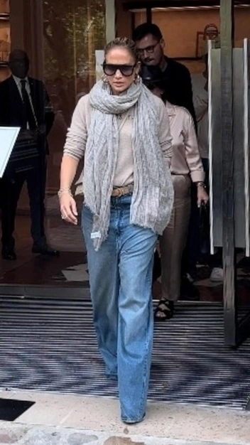 Как парижанка: Дженнифер Лопес повторила французский стиль и стала самой модной | marieclaire.ru