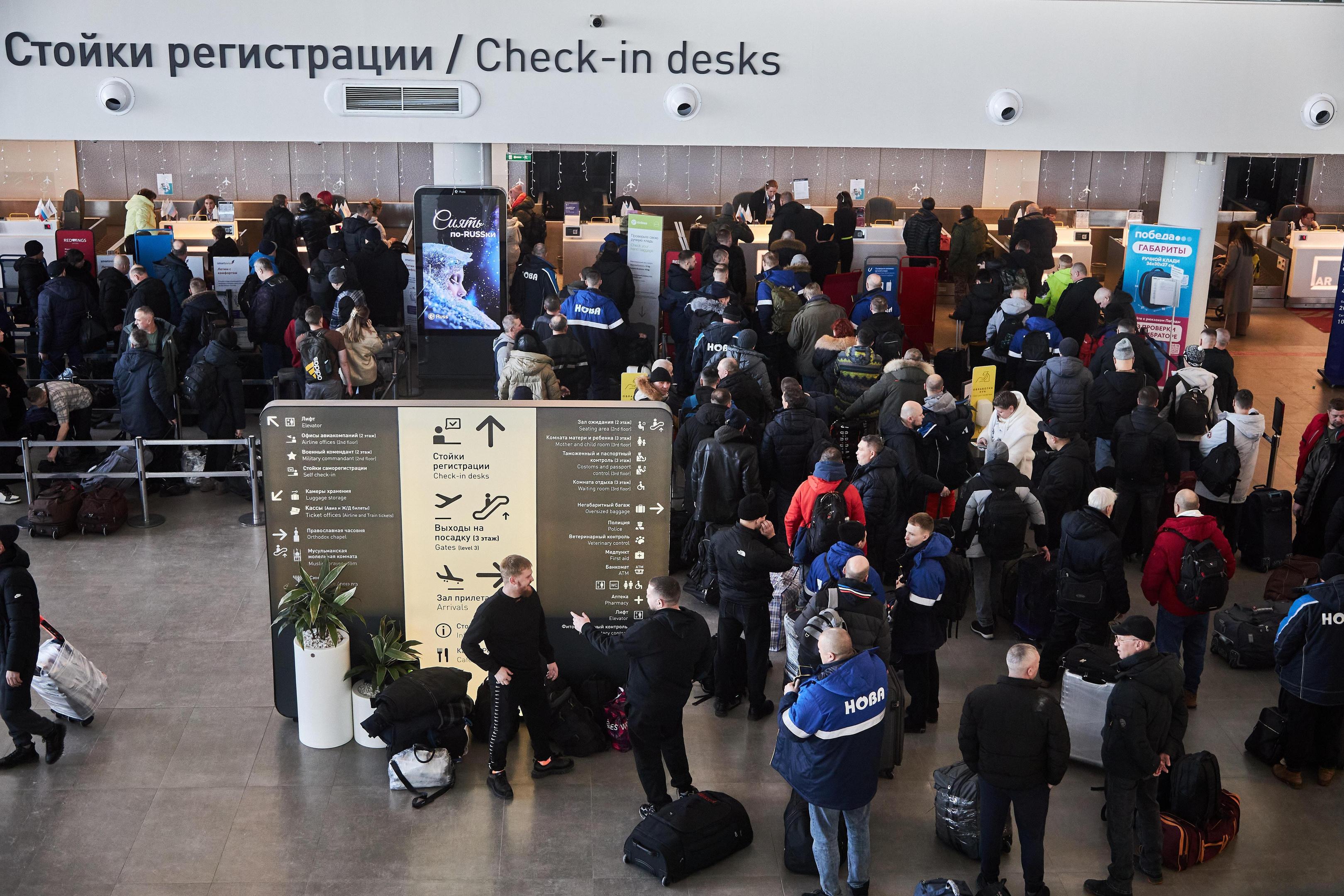 В Курумоче массово задерживают и отменяют рейсы