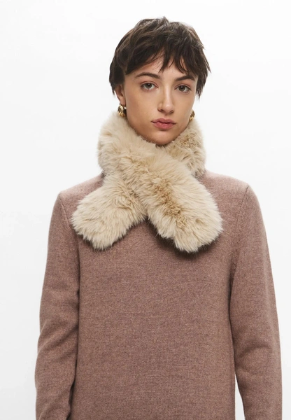 Меховые горжетки: как стилизовать самый модный аксессуар сезона