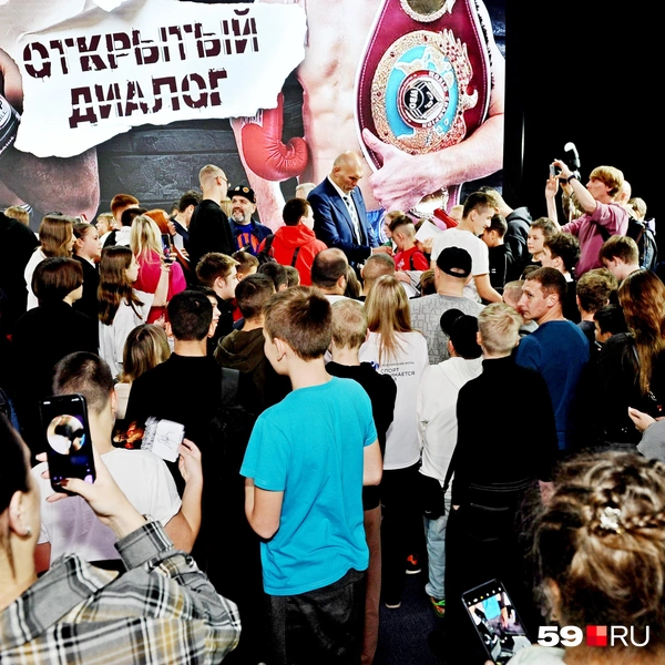 За автографом выстроилась очередь | Источник: Ирина Тропина / 59.RU