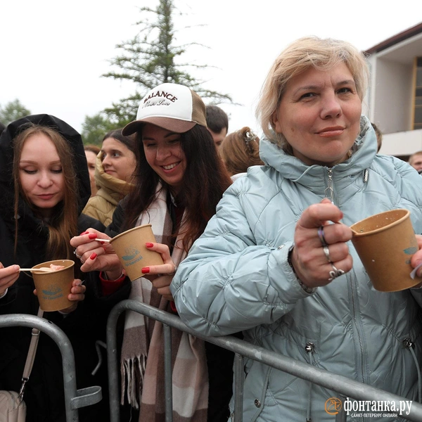 Гости фестиваля голосовали за лучшую уху, распробовав все варианты. | Источник: Ксения Потеева / «Фонтанка.ру»