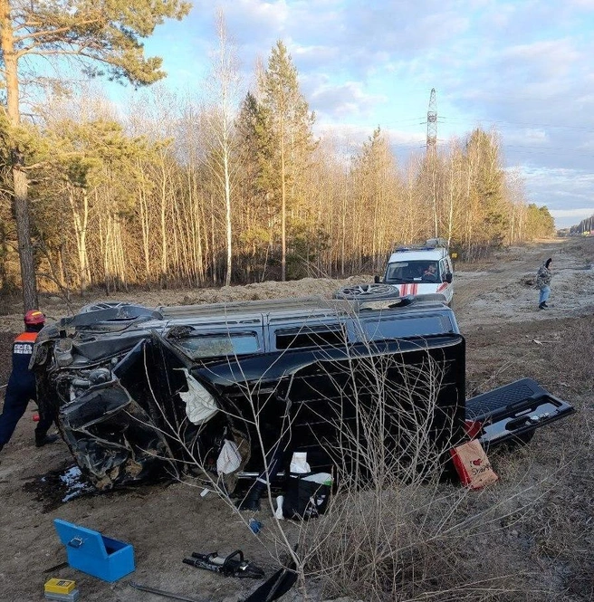 Два человека самостоятельно выбрались из автомобиля до прибытия спасателей | Источник: ТОСЭР Тюменской области 