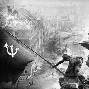 Свет и тьма войны: 15 фотографий с ВОВ, ставших символами эпохи