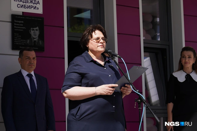 Директор лицея Лариса Потеряева выступила с напутственной речью | Источник: Илья Большаков / NGS.RU