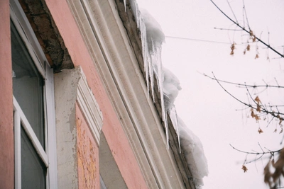 Волгоградцы спасают квартиры от ледяного потопа