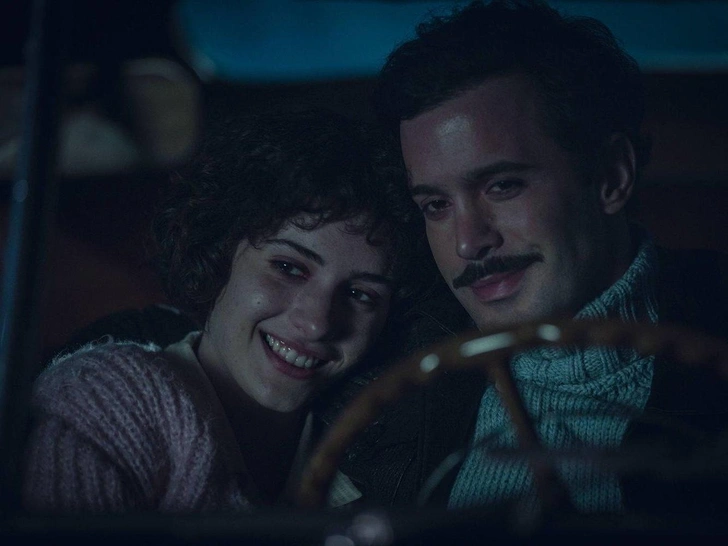 Асуде Калебек и Барыш Ардуч в сериале «Клуб» | Источник: Кадр из сериала «Клуб»