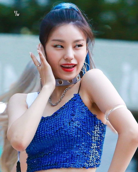 Как одеться в стиле k-pop: повторяем стильные летние луки Йеджи из ITZY 😎