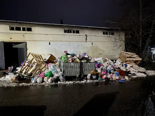 Мусорка в переулке Строительном  | Источник: ytoml_sochi / T.me