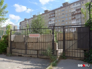 Дворы разграничивал забор, но жители дома на Строителей проходили к соседям через калитку. Теперь она забаррикадирована | Источник: Кирилл Хафизов / 59.RU