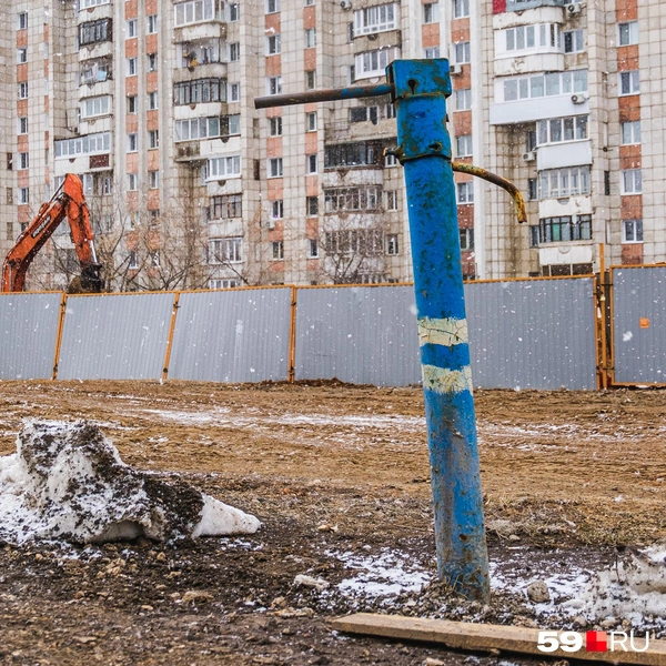 Колонка для набора воды, которой пользовались жильцы снесённых домов, уже не работает | Источник: Тимофей Калмаков / 59.RU