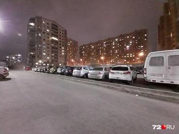 Вечером парковка забита автомобилями, и найти свободное местечко тяжело  | Источник: Анастасия Давыдова / 72.RU