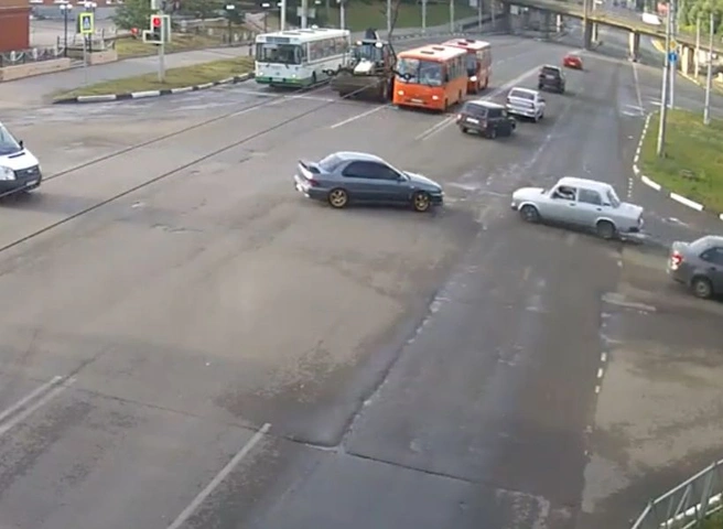 ДТП на улице Циолковского попало на видео | ya62.ru