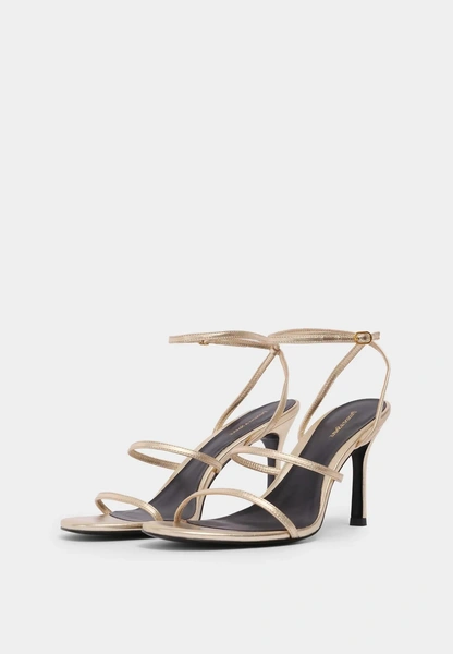 Мерцающие босоножки — элегантная альтернатива новогодним каблукам