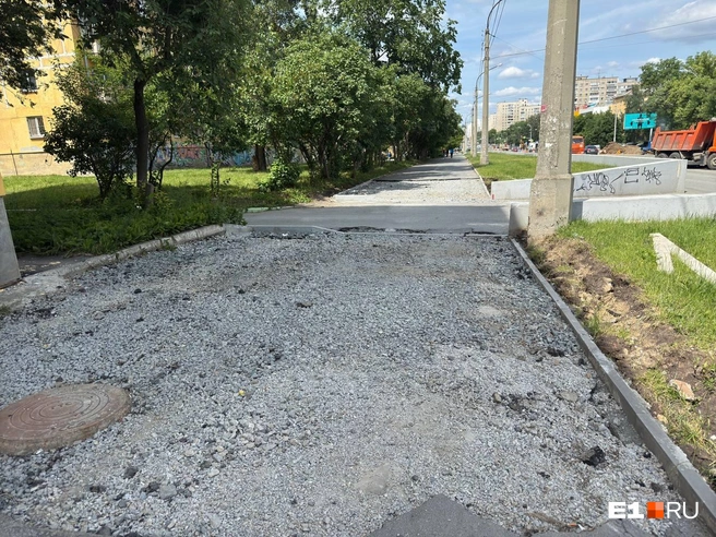 Тротуары вдоль улицы Победы тоже после раскопок | Источник: Айдая Монгуш / E1.RU