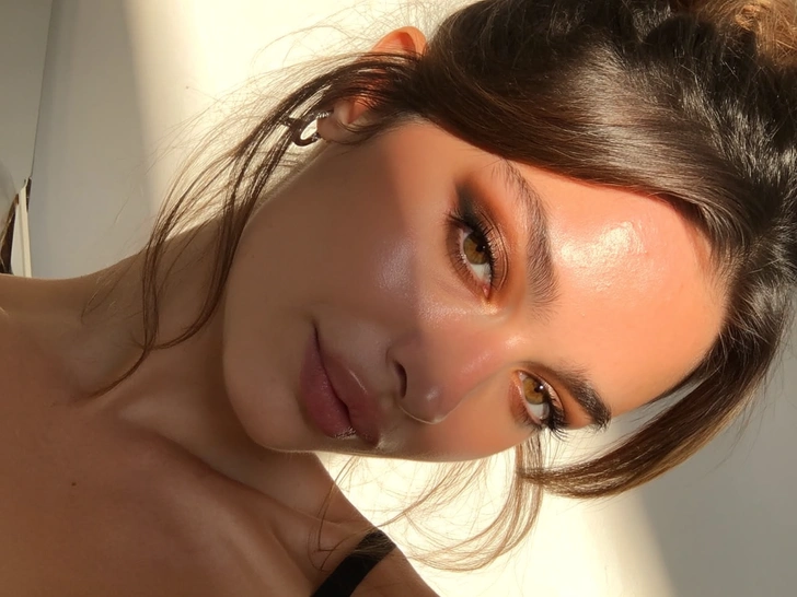 макияж глаз, макияж глаз фото, средства для макияжа глаз, какие глаза макияж, как сделать макияж глаз, легкий макияж глаз, какой макияж глаз подходит | Источник: theDay/higgsfield