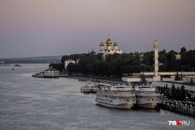 Небо напротив заката наливается лиловыми оттенками | Источник: Александр Куренной / 76.RU