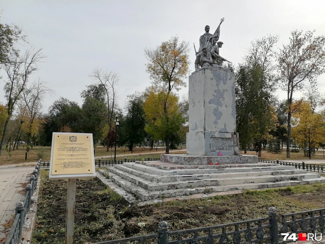Табличка об особом статусе памятника начинает выцветать и ржаветь, но все еще смотрится лучше самого памятника | Источник: Дарья Милославская