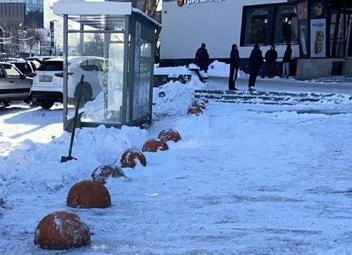 На пешеходном участке образовалась стихийная парковка | Источник: Мэрия Новосибирска