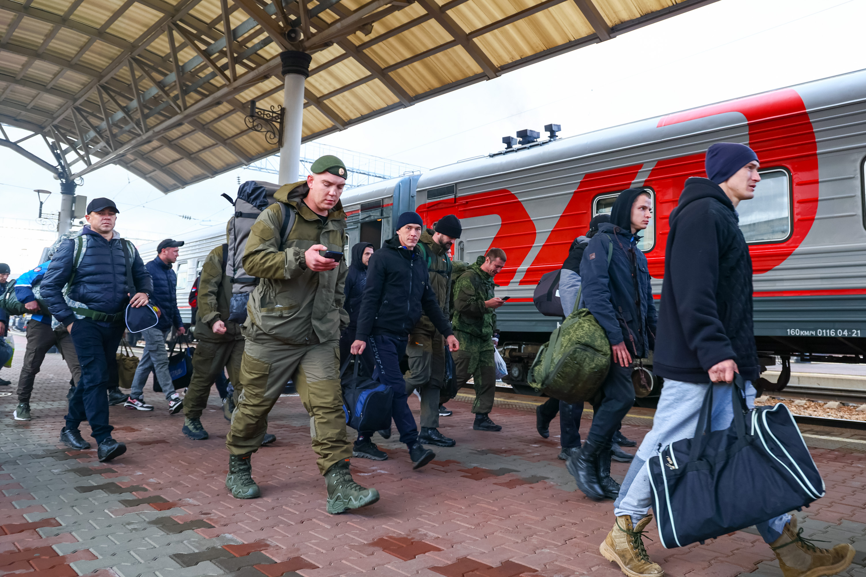 Залез девчонке в трусы в переполненном автобусе