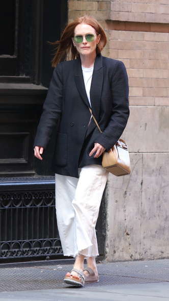 Джулианна Мур советует носить белые джинсы и осенью