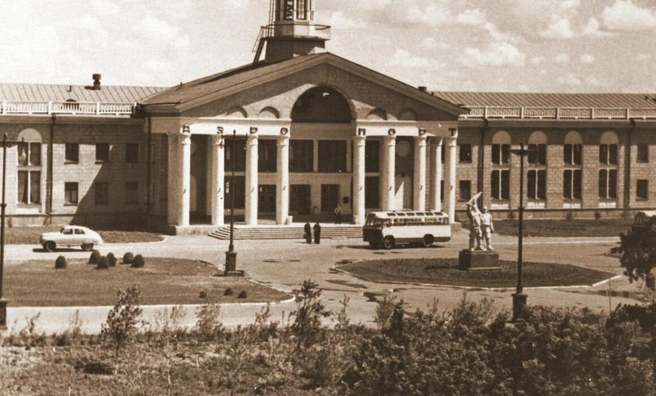 В старом здании аэровокзала сейчас открыта школа бокса  | Источник: Омский аэропорт 