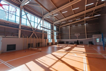 Большой и светлый спортзал тоже стал центром притяжения спортсменов  | Источник: Ксения Зимина