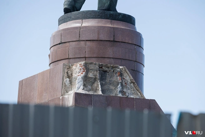 Наиболее аварийные плиты уже сняты с постамента | Источник: Алексей Волхонский / V1.RU