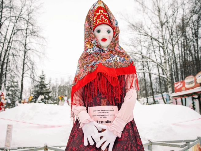 Экспонат с роскошным платком | Источник: Артем Бауман / 76.RU