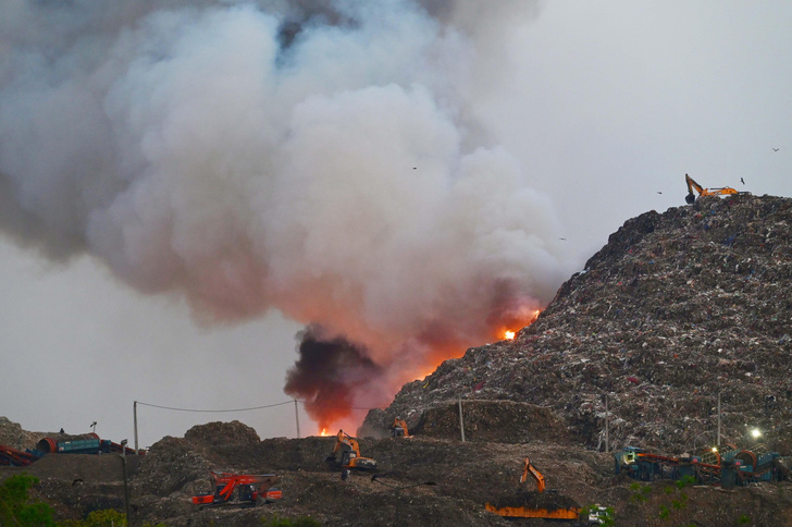 Кашель и резь в глазах: в Индии снова загорелся «мусорный Эверест» высотой 70 метров