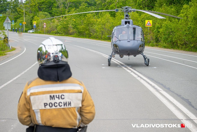 На борту вертолета находились женщина-пилот Екатерина и сотрудник лесоохраны Николай | Источник: Елена Буйвол / VLADIVOSTOK1.RU