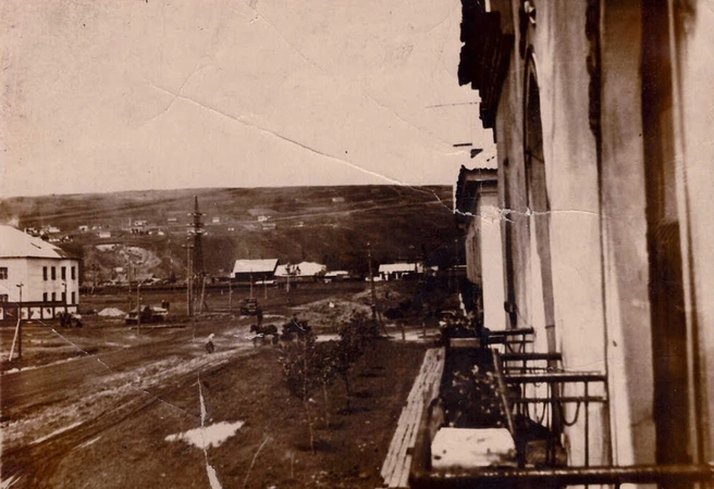 Дома на улице Мурманской, 44, с балкона которого сделан снимок, тоже уже нет. И соседнему, судя по виду, осталось недолго | Источник: pastvu.com