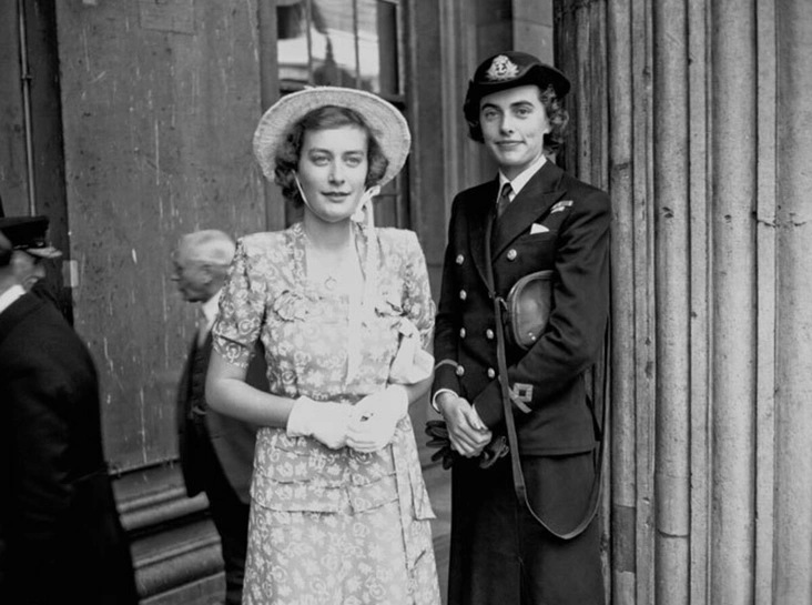 Леди Памела Маунтбеттен (позже — Хикс, слева) в 1946 году