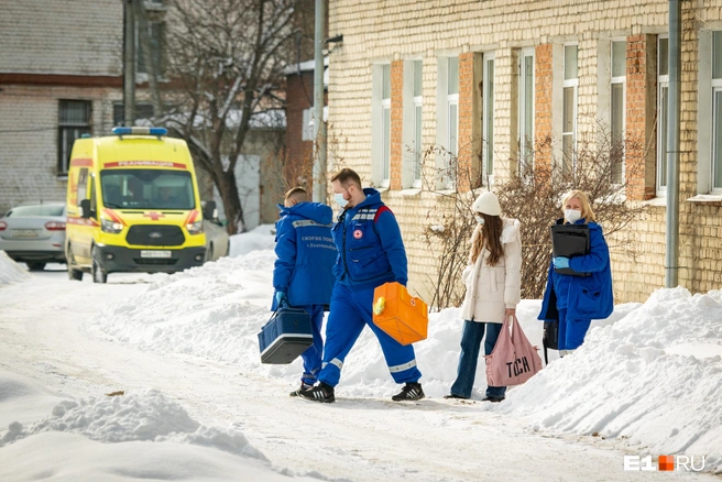 Одну из школьниц увезли днем на скорой | Источник: Владислав Лоншаков / E1.RU